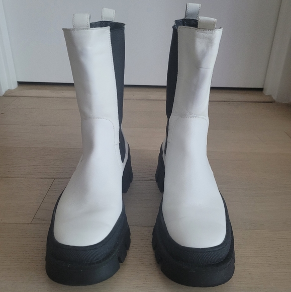 Kenneth Cole New York Women's Maple Pull On Chelsea Lug Sole Boots White, Sz 10 - Picture 4 of 10